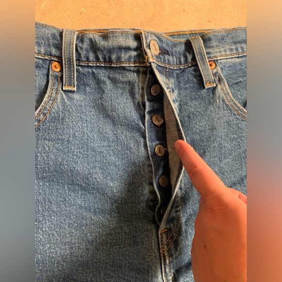 Levi’s Women’s 501 Original Shorts in Jive Stone Medium Blue Wash Denim Size 33 - Picture 4 of 11